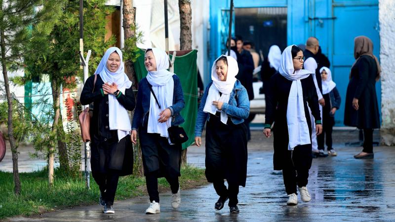 بعد ساعات من إعادة فتحها.. طالبان تغلق مدارس أمام الفتيات
