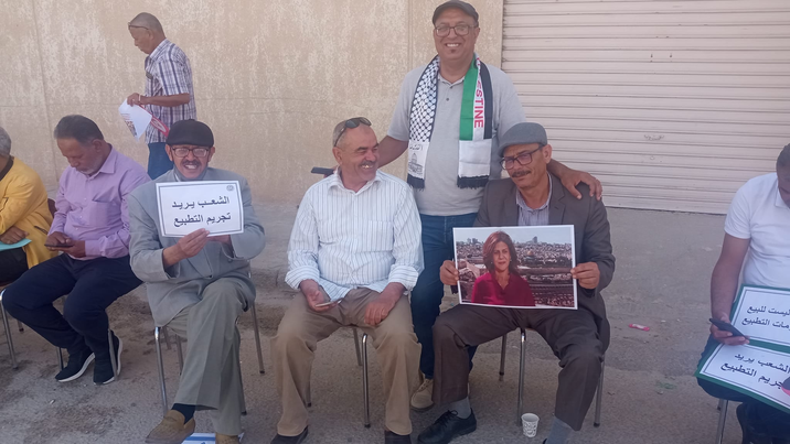 قابس_الحامة : وقفة احتجاجية لعدد من النقابيين تنديدا بالزيارة السنوية للمعبد اليهودي